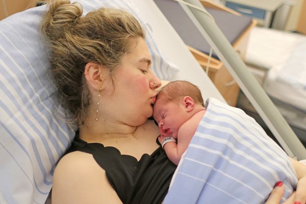 UKM | Mutter mit ihrem neugeborenen Baby